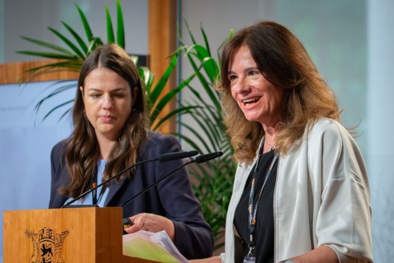 Vorstellung Best Practice Beispiel, Antje Lenkmann, Projektleiterin, und Janina Amendt, Mitarbeiterin, des Hochsprung - Entrepreneurship-Netzwerk der bayerischen Hochschulen, stehen gemeinsam am Rednerinnenpult bei der Abschlusskonferenz InnoGründerinnen 07.06.24