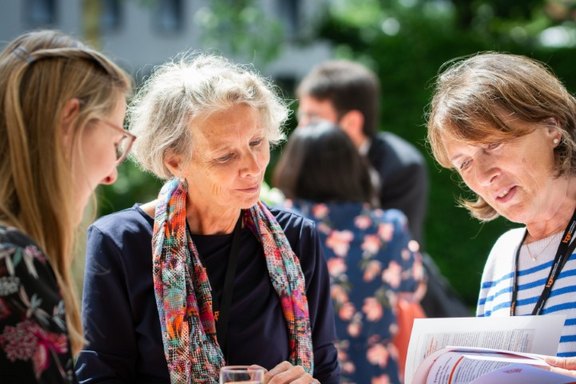 drei Mitwirkende im Gespräch über die Handlungsempfehlungen draußen im Garten der Landesvertrung bei der Abschlusskonferenz InnoGründerinnen 07.06.24