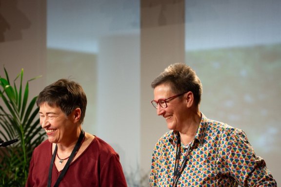 Dr. Tanja Schmidt, Institut für empirische Sozial- und Wirtschaftsforschung, INES Berlin und Dr. Katja von der Bey, WeiberWirtschaft eG, stehen auf der Bühne für ihren Talk bei der Abschlusskonferenz InnoGründerinnen 07.06.24