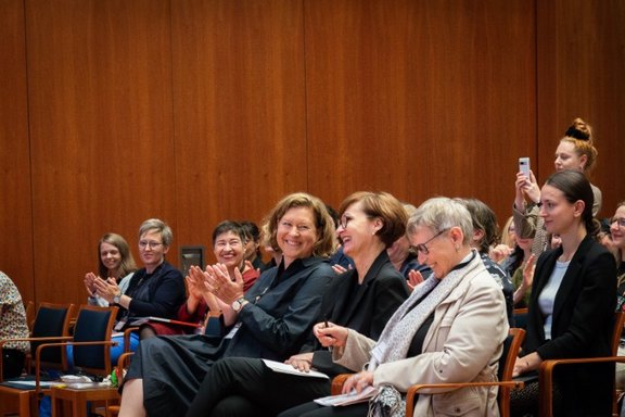 v.l.n.r.: Dr. Katja von der Bey, Dr. Andrea Schirmacher, Bettina Stark-Watzinger und Iris Kronenbitter applaudierend in der ersten Reihe im großen Saal der Landesvertretung Baden-Württemberg bei der Abschlusskonferenz InnoGründerinnen 07.06.24