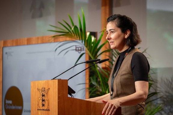 Prof. Dr. Aysel Yollu-Tok, Direktorin des Harriet Taylor Mill Instituts, Hochschule für Wirtschaft und Recht Berlin, hält Keynote am Stehpult bei der Abschlusskonferenz InnoGründerinnen 07.06.24