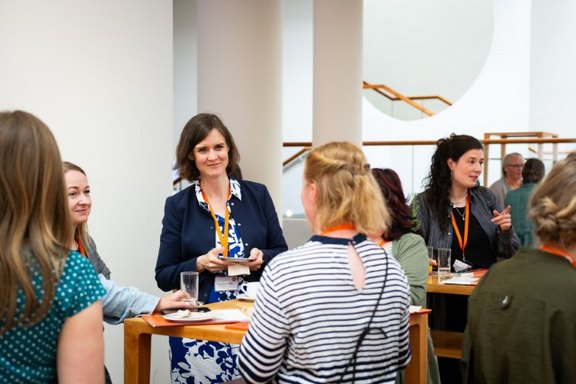 Im Foyer, Teilnehmende im gemeinsamen Gespräch bei der Abschlusskonferenz InnoGründerinnen 07.06.24