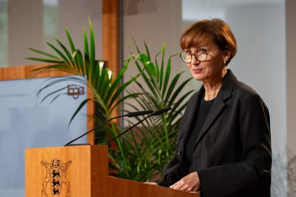 Bettina Stark-Watzinger, Bundesministerin für Bildung und Forschung, steht am Stehpult und hält ihr Grußwort bei der Abschlusskonferenz InnoGründerinnen 07.06.24