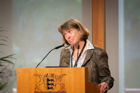 Vorstellung Best Practice Beispiel, Jutta Overmann, Gründer*innenzentrum der Alice-Salomon-Hochschule Berlin, steht am Rednerinnenpult bei der Abschlusskonferenz InnoGründerinnen 07.06.24