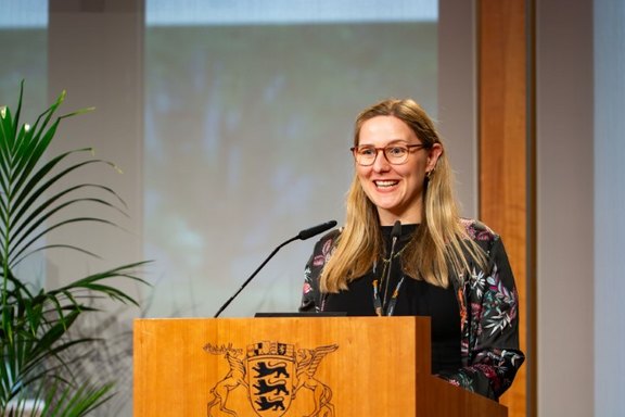 Vorstellung Best Practice Beispiel, Miriam Köhler, Gründerwerkstatt neudeli der Bauhaus-Universität Weimar, steht am Rednerinnenpult bei der Abschlusskonferenz InnoGründerinnen 07.06.24